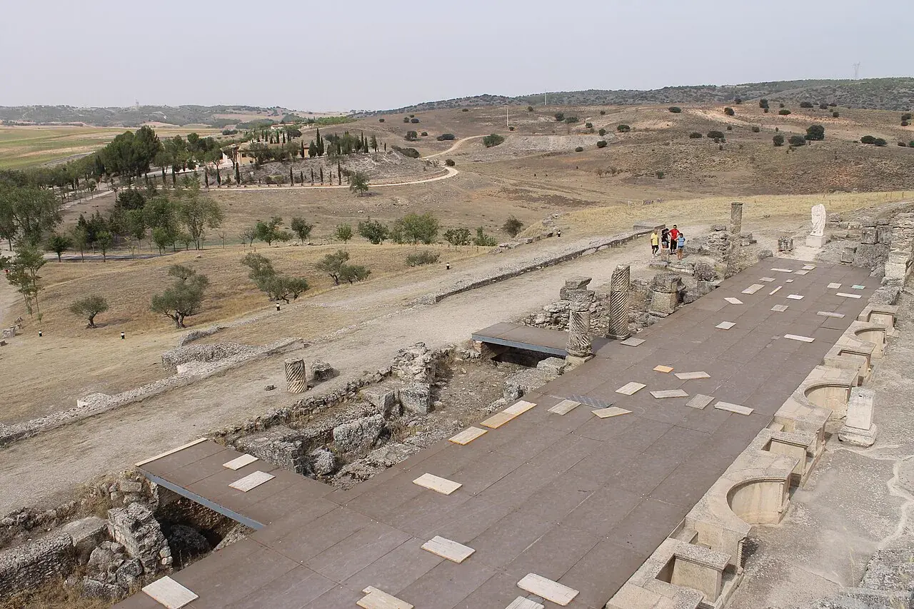 Vista del teatro romano de Segóbriga entre las estructuras arqueológicas
