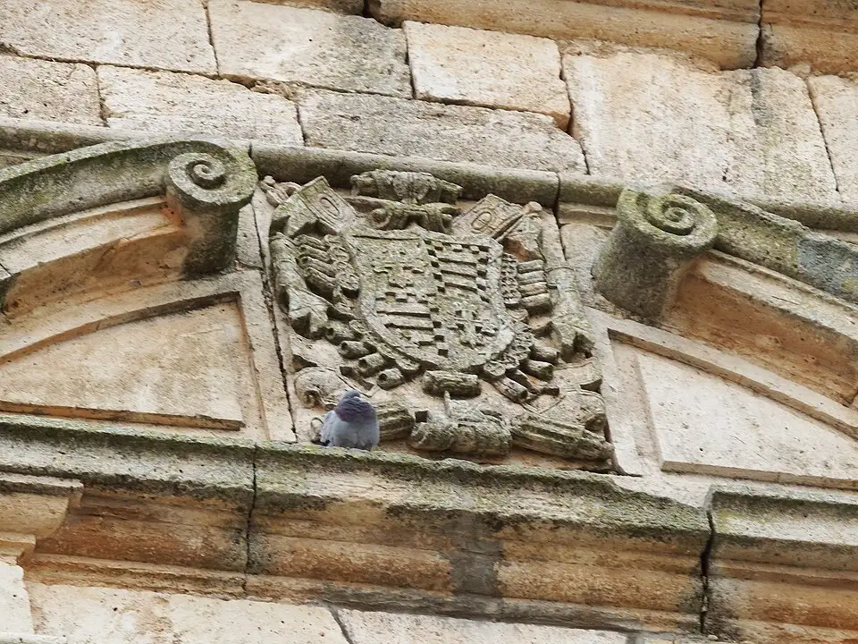 Detalle escultórico labrado sobre la portada de la iglesia