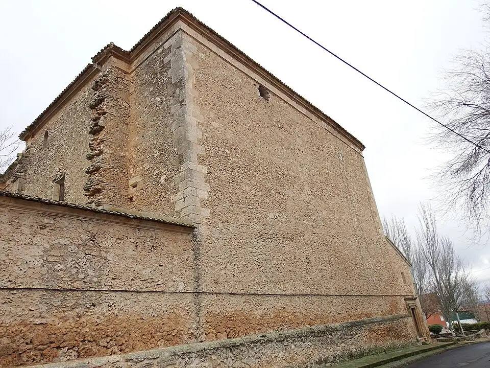 Vista exterior del muro lateral de la iglesia